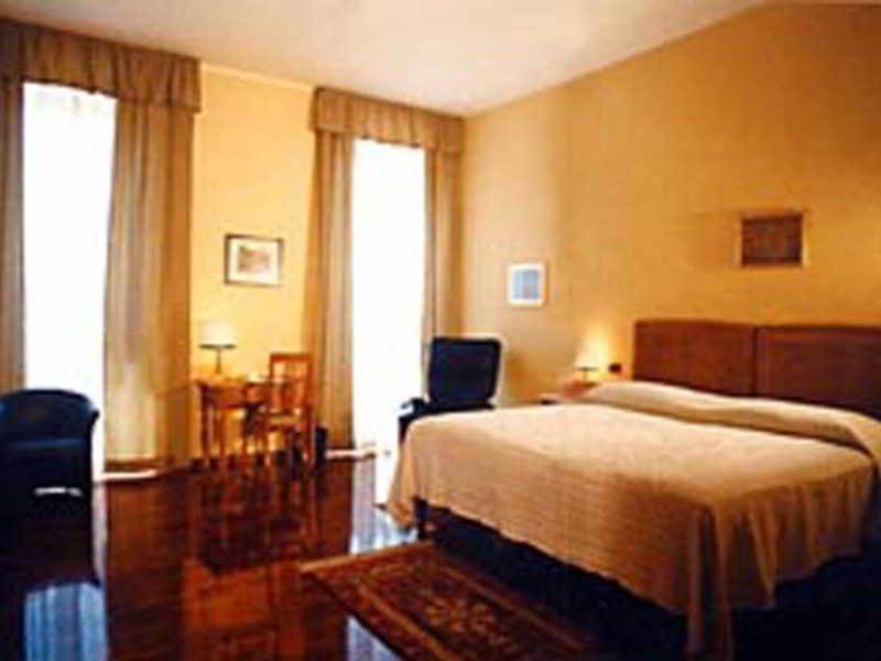 ホテル アルベルゴ サン ドメニコ ウルビーノ 部屋 写真